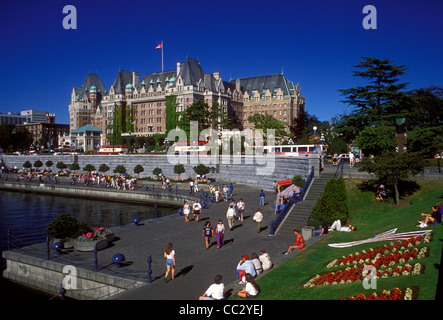 Touristen, die Strandpromenade, Innenhafen, Stadt Victoria, Vancouver Island, Provinz British Columbia, Kanada Stockfoto