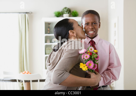 USA, California, Los Angeles, Mutter Sohn (12-13) Holding Bouquet küssen Stockfoto