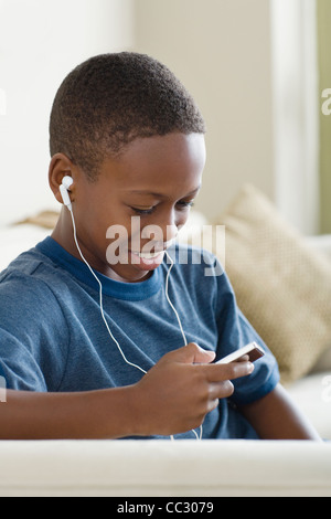 USA, California, Los Angeles, Boy (12-13) anhören von Musik auf MP3-player Stockfoto