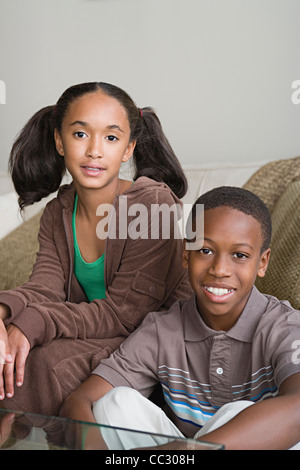 Porträt von Bruder und Schwester (12-13) zu Hause, Los Angeles, California, USA Stockfoto