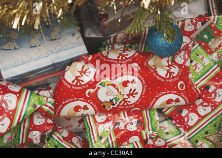 Geschenke unter dem Weihnachtsbaum Stockfoto