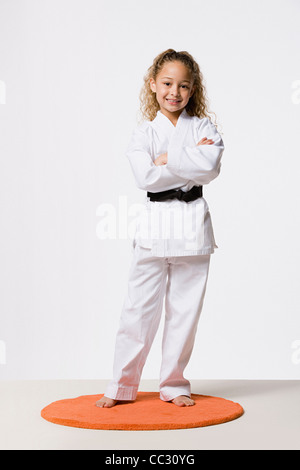 Mädchen (8-9) tragen gi, Studio gedreht Stockfoto