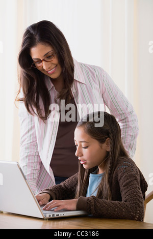 USA, California, Los Angeles, Mutter Hausaufgaben mit Tochter (10-11) Stockfoto