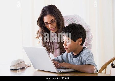 USA, California, Los Angeles, Mutter Hausaufgaben mit Sohn (10-11) Stockfoto