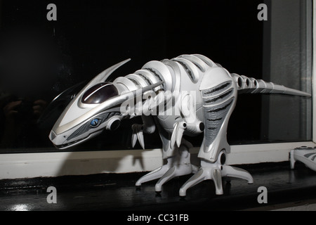 Bild der Robosapien auf Fenstersims des Schlafzimmers Stockfoto