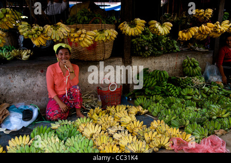Schüchtern Banane Hersteller an ein Open-Air-Markt, Kampot Markt, Kampot, Kambodscha, Süd Ost Asien. Credit: Kraig Lieb Stockfoto