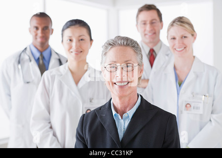 USA, California, Los Angeles, Gruppenportrait des Lächelns Ärzte Stockfoto