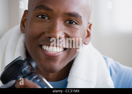 USA, California, Los Angeles, Porträt von lächelnden jungen Mann im Fitness-Studio Stockfoto
