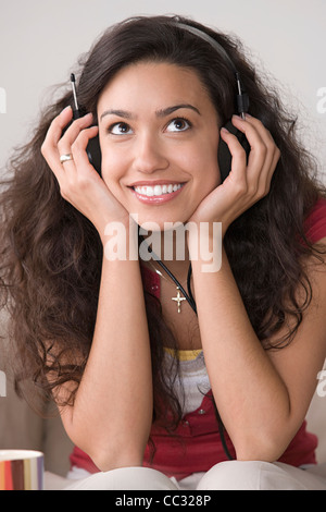 USA, California, Los Angeles, junge Frau, Musik hören und lächelnd Stockfoto