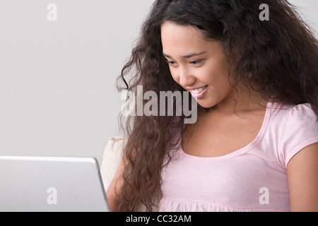 Junge Frau mit Laptop zu Hause Stockfoto