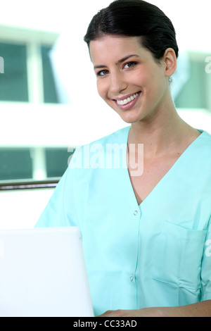 Freundliche Krankenschwester im grünen Peelings Stockfoto