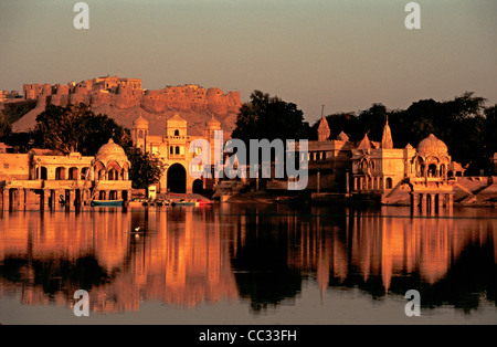 Gadisar See und die umliegenden Tempeln. Im Vordergrund das Jaisalmer Fort (Indien) Stockfoto