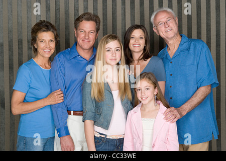 Porträt von glücklichen drei-Generationen-Familie mit zwei Mädchen (8-9, 14-15) Stockfoto