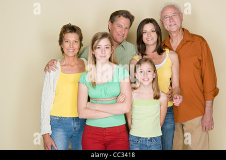 Porträt von zwei Generationen-Familie mit zwei Mädchen (8-9, 14-15) Stockfoto