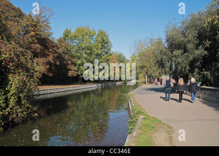 Gesamtansicht von der Kanal-Pfad in der Nähe von Pelham Terrasse & Pell Pool in Lewes, East Sussex, UK. Stockfoto