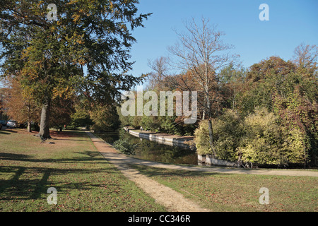 Gesamtansicht von der Kanal-Pfad in der Nähe von Pelham Terrasse & Pell Pool in Lewes, East Sussex, UK. Stockfoto