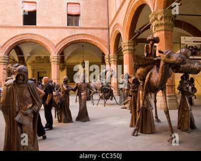 Anzeige des Lebens erstaunliche Größe Metallskulpturen in der schönen Stadt Bologna Italien Stockfoto