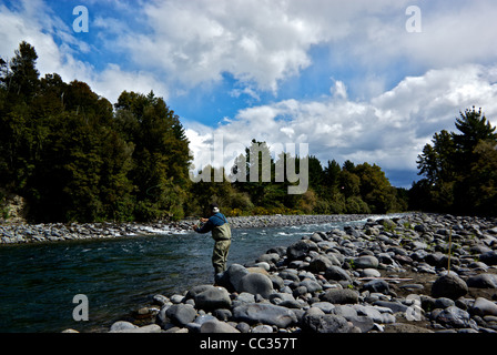 Fliegen Sie Fischer Casting Flyline tiefen Pool Regenbogenforellen Angeln Tongariro River New Zealand Stockfoto