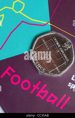 Sonderausgabe 50p Münze, 50 Pence Münze, Teil der Londoner Sportsammlung 2012 für die Olympischen Spiele, herausgegeben von Royal Mint Football Stockfoto