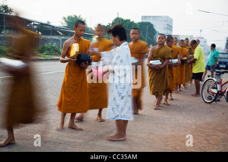 Junge Mönche erhalten Morgen Almosen von Thai-Buddhisten.  Nakhon Phanom, Provinz Nakhon Phanom, THAILAND Stockfoto