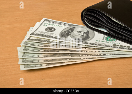 US-Dollar und Brieftasche auf dem Tisch Stockfoto