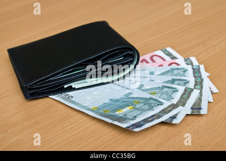 Euro, Europa-Geld, Banknoten und Brieftasche auf dem Tisch Stockfoto