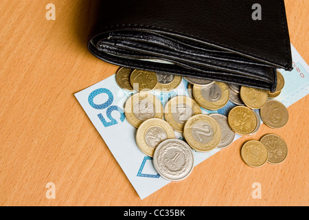 polnisches Geld - Zloty - Münzen und Banknoten und Brieftasche auf dem Tisch Stockfoto