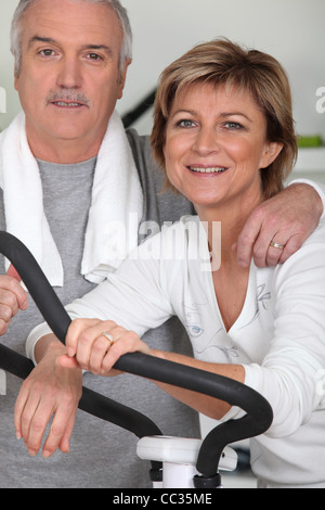 Paar gemeinsam in einem Fitnessstudio Stockfoto