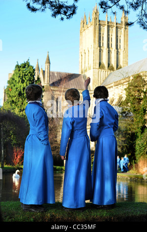 Junge Chorsänger aus der Wells Cathedral Choir in Somerset UK während einer Pause von Proben für Weihnachten carol Dienstleistungen durch "die Stockfoto