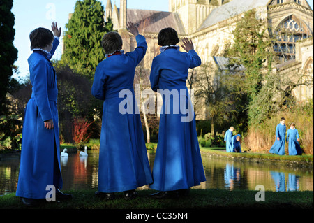 Junge Chorsänger aus der Wells Cathedral Choir in Somerset UK während einer Pause von Proben für Weihnachten carol Dienstleistungen durch "die Stockfoto