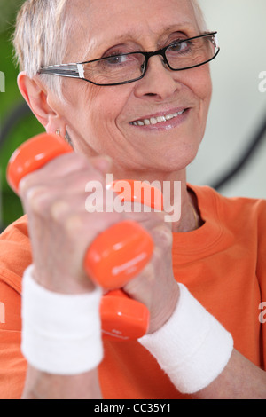 Ältere Frau mit Hanteln Stockfoto
