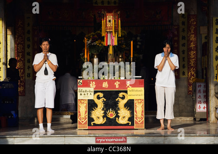 Anhänger Licht Weihrauch und beten am Schrein der Jui Tui Tao Bo Kaeng chinesische Tempel in Phuket, Ko Phuket, Thailand Stockfoto