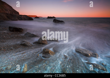 Surfen Sie am Marloes Sands Wales England Stockfoto