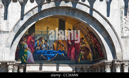 Blick von Mauerfreske auf die Basilica di San Marco, Venedig, Italien. Stockfoto