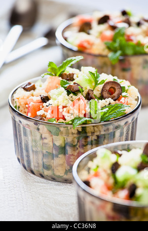 Nahaufnahme Foto von drei Schüsseln mit Couscous-Salat Stockfoto