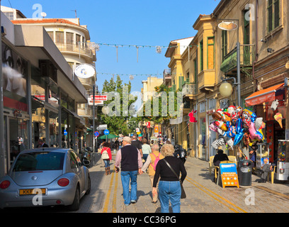 Shopping und Sightseeing in der alten Stadt von Nicosia, Zypern Stockfoto