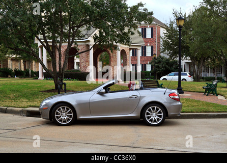 Mercedes SLK 350 Sportwagen. 2007-Modell in silbergrau mit offener Spitze und roten Ledersitzen. Stockfoto
