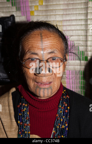 Indien, Arunachal Pradesh, Ziro Tal, Mida, Gesicht der älteren tätowierte Apatani Frau mit Gesichts-Tattoos und Nase Stecker Stockfoto