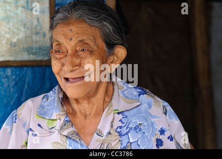 92 Jahre alte Frau in ihrem Haus in Chinda Hounduras Stockfoto