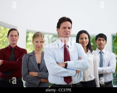 Business-Team mit Männern und Frauen Blick in die Kamera mit Zuversicht und stolz im Amt. Textfreiraum, Vorderansicht Stockfoto