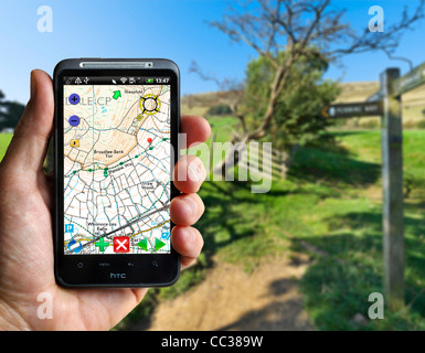 Mit Hilfe einer Ordnance Survey App (OS Atlas) auf einem HTC-Smartphone auf der Pennine Way in der Nähe von Edale, Peak District, Derbyshire, UK Stockfoto