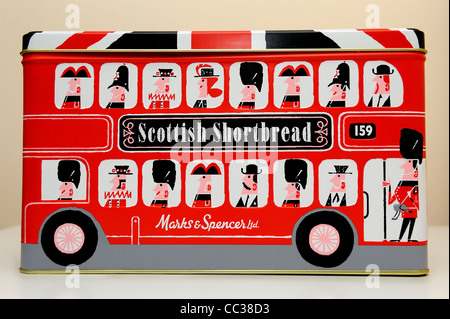 Tin von Marks und Spencer schottische Shortbread in Form einer roten London Bus England uk Stockfoto