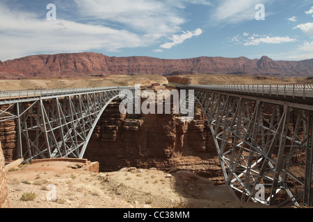 Navajo-Brücke über den Colorado River Marble Canyon in der Nähe von Lees Ferry in Arizona frühere Brücke (nur Fußgänger) links Stockfoto