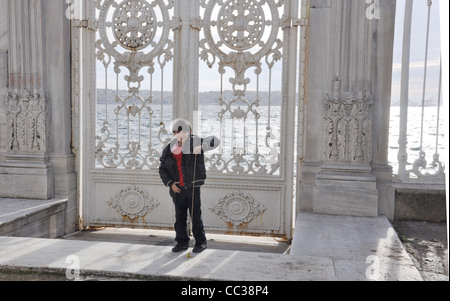 kleiner Junge in alten Eisentor gerahmt Stockfoto