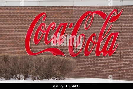 Eine Nahaufnahme von einer Mauer an der Coca-Cola Abfüllanlage in Rhinelander Wisconsin. Stockfoto