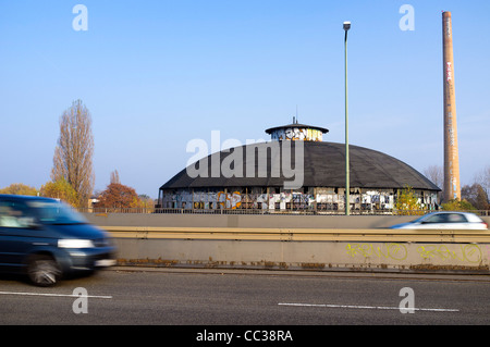 Autobahn vor Lokschuppen, Berlin; Deutschland Stockfoto