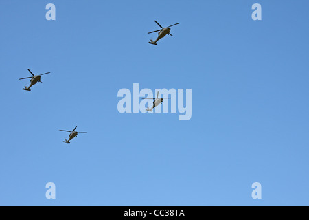 Hubschrauber fliegen hoch in den Himmel Stockfoto