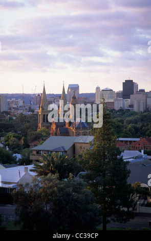 Australien, SA, Adelaide, St. Peters Dom und die Skyline der Stadt vom North Terrace gesehen. Stockfoto