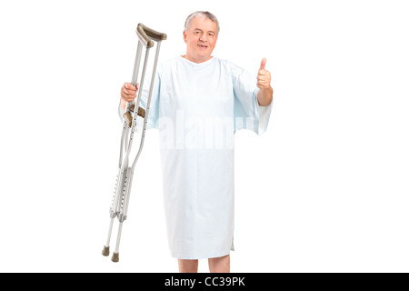 Ein senior Patient Krücken halten und Daumen aufgeben Stockfoto