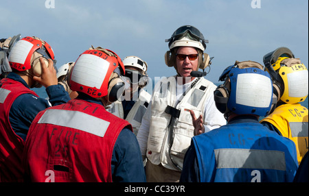 Matrosen Sachwissen auf der Ticonderoga-Klasse geführte Flugkörper Kreuzer USS Cape St. George (CG-71) Stockfoto